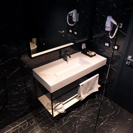 Moncafe Boutique & 티라나